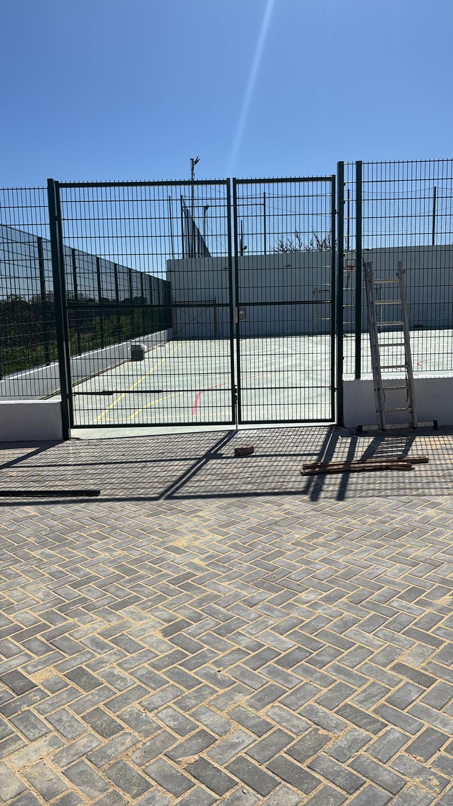 Portão de rede metálica verde e vedação de recinto desportivo, Olaias, Lisboa