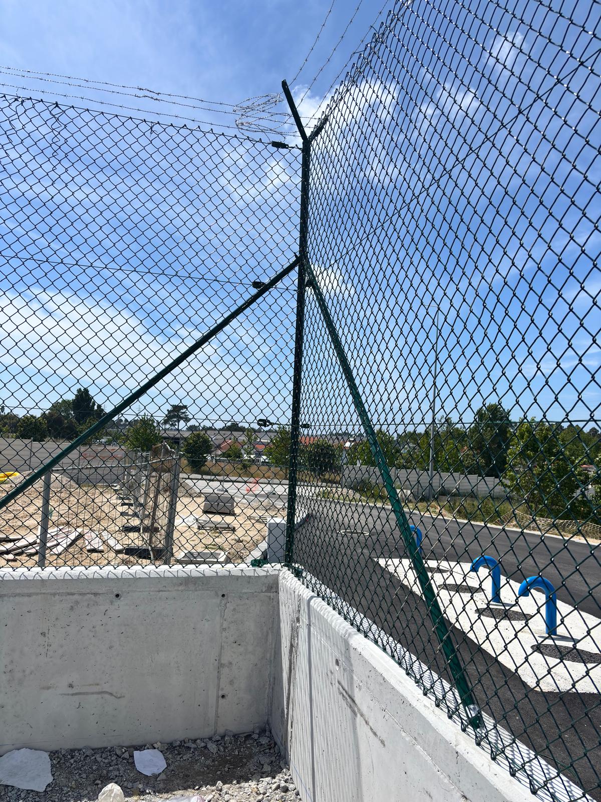 Vedação em rede metálica com concertina no Aeroporto Francisco Sá Carneiro