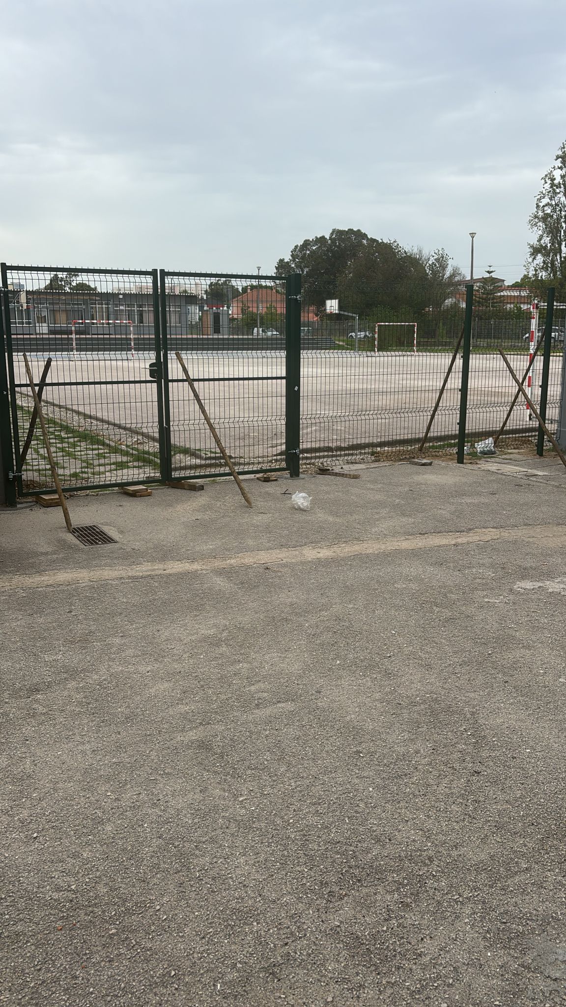 Portão de acesso instalado num espaço escolar, Barreiro